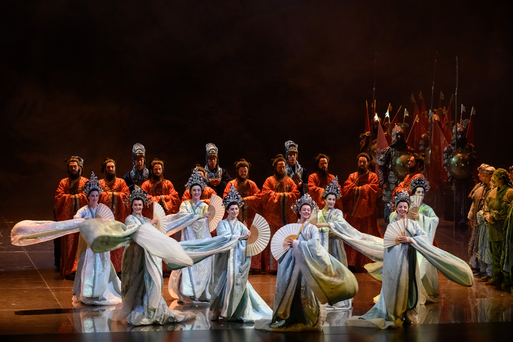 Un moment del segon acte de 'Turandot' amb el cos de ball. (© A. Bofill)