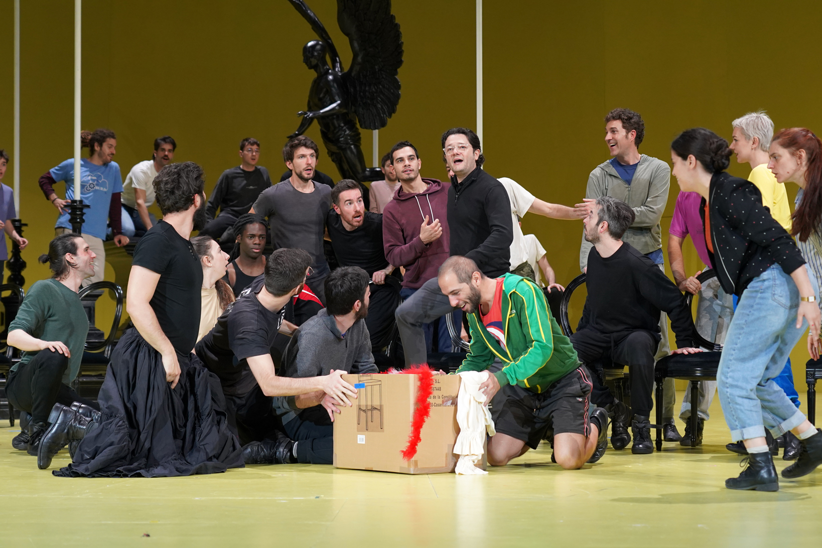 Arturo Chacón-Cruz (al centre) amb els ballarins i figurants d'Un ballo in maschera'.