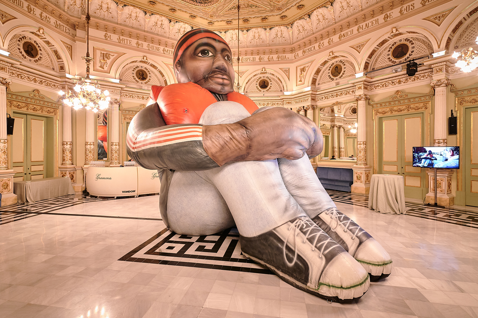 Inflatable refugee