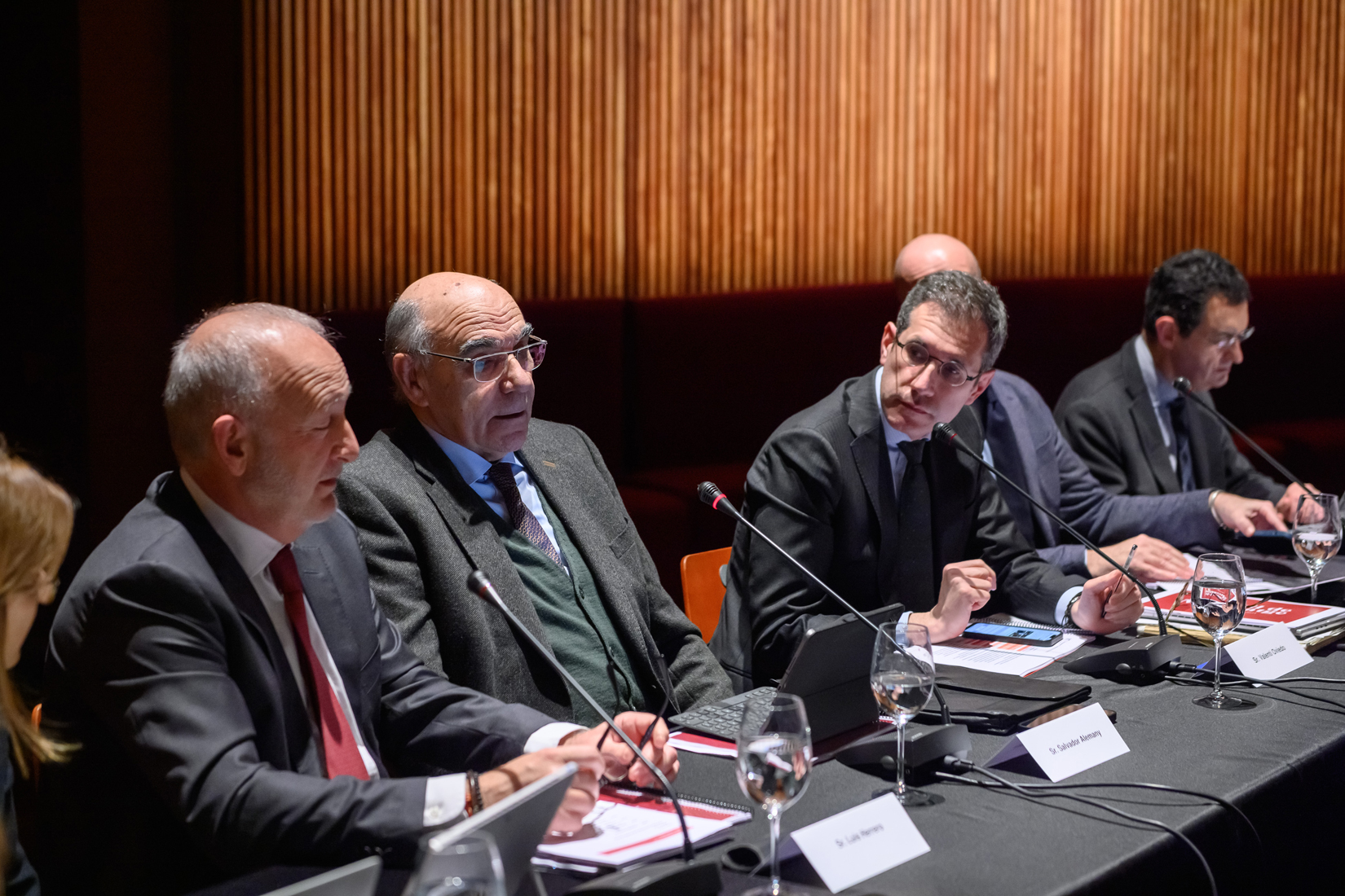 Salvador Alemany, president de la Fundació del Gran Teatre del Liceu, i Valentí Oviedo, director general del Gran Teatre del Liceu, durant la taula del consell de mecenatge.