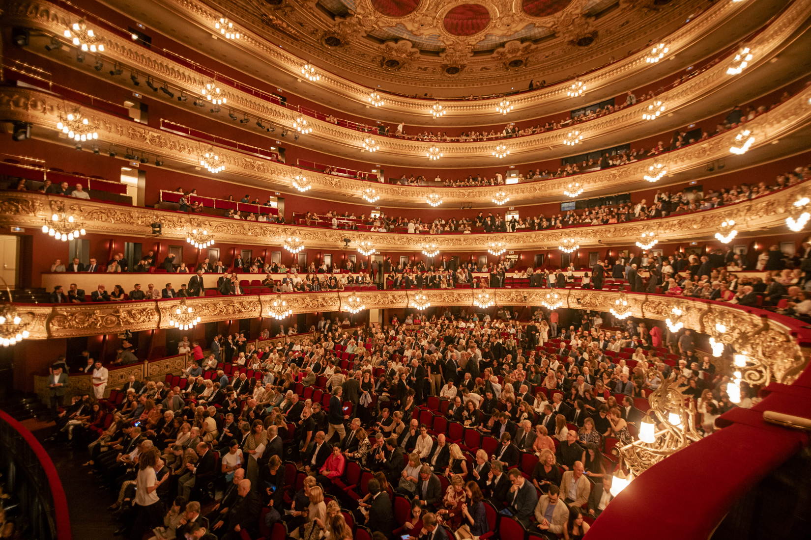 Sala gran del Gran Teatre del Liceu plena de gent abans de la funció.