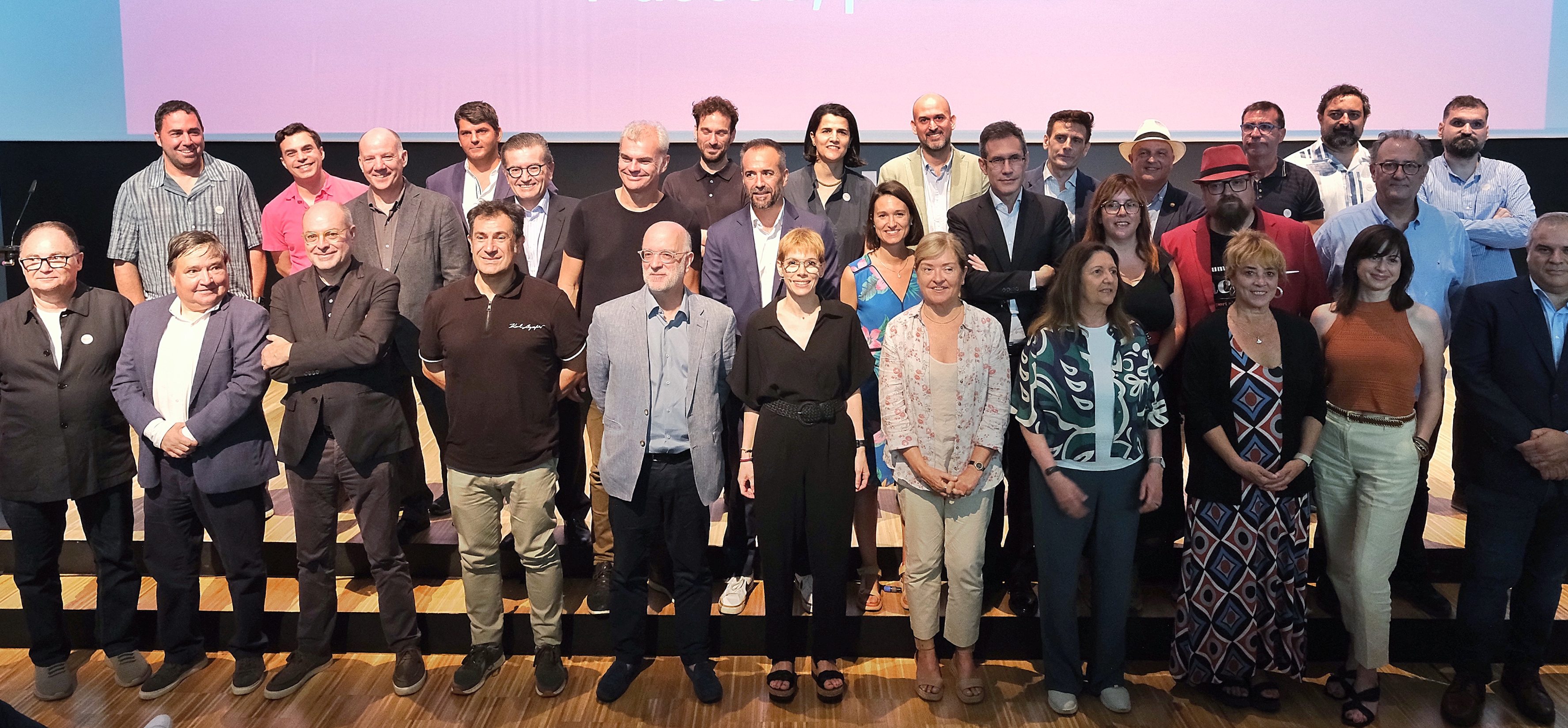 Foto de familia de la presentació de les aliances culturals 3cat.