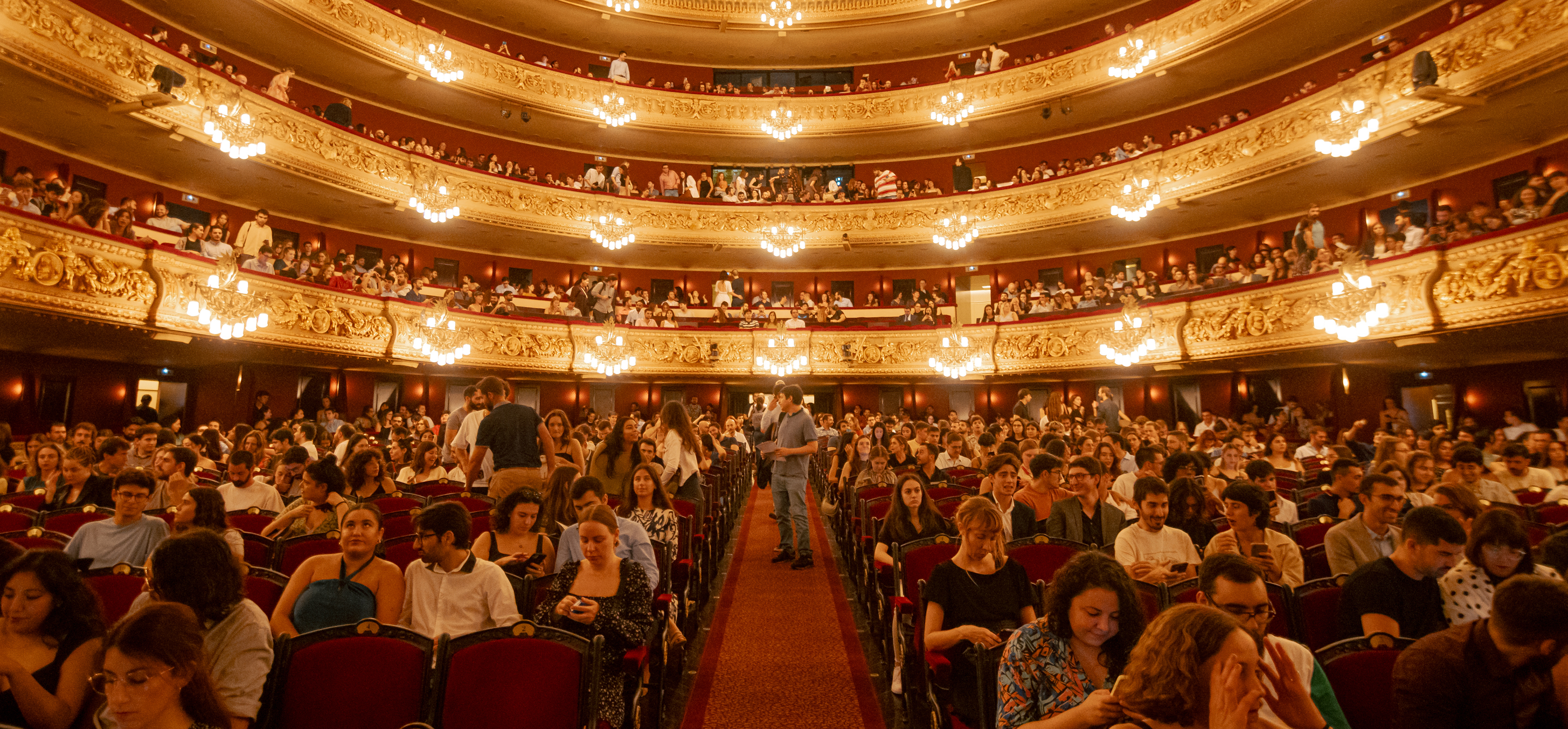 Sala gran del Liceu amb el públic entrant abans de la funció. 