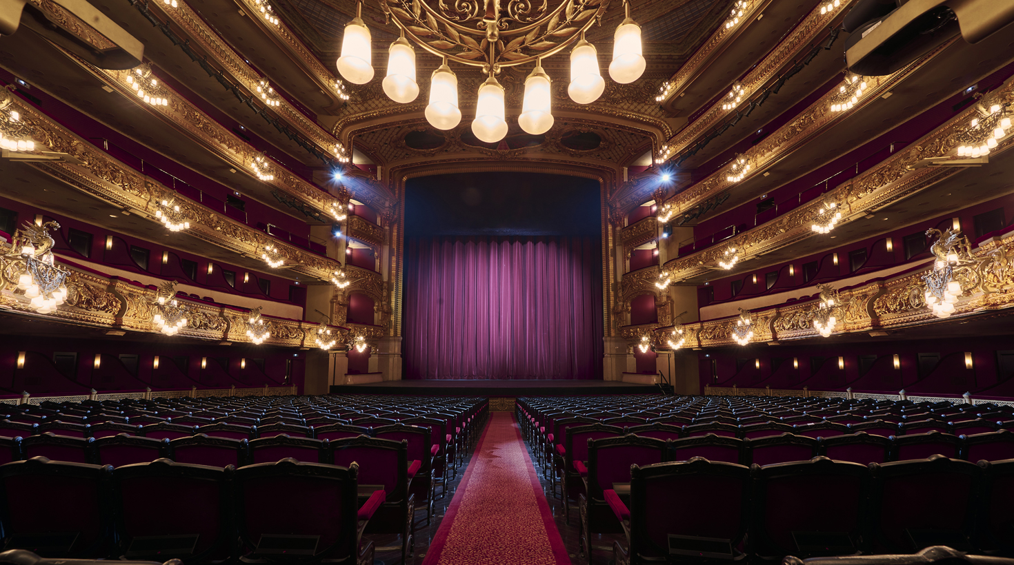 Sala principal del Gran Teatre del Liceu des de platea amb vista a l'escenari i el teló abaixat.