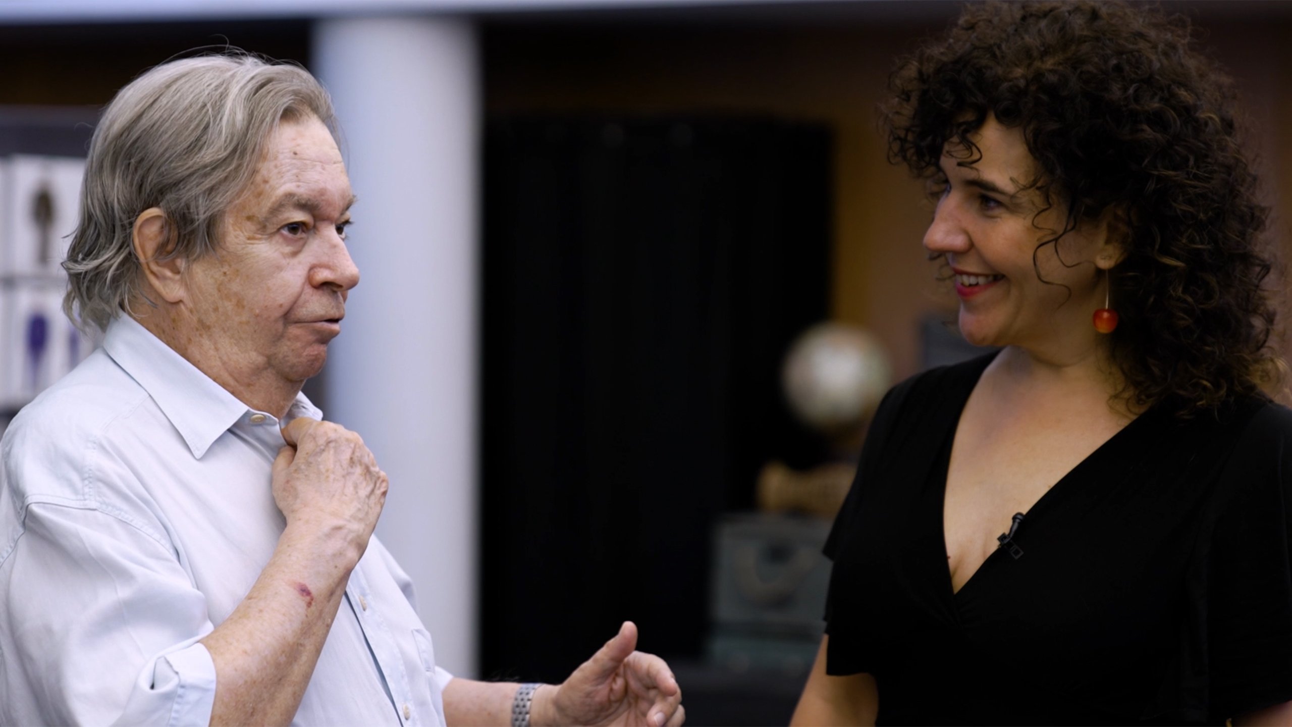 Antoni Ros-Marbà i Anna Ponces conversant a la sala d'assajos.