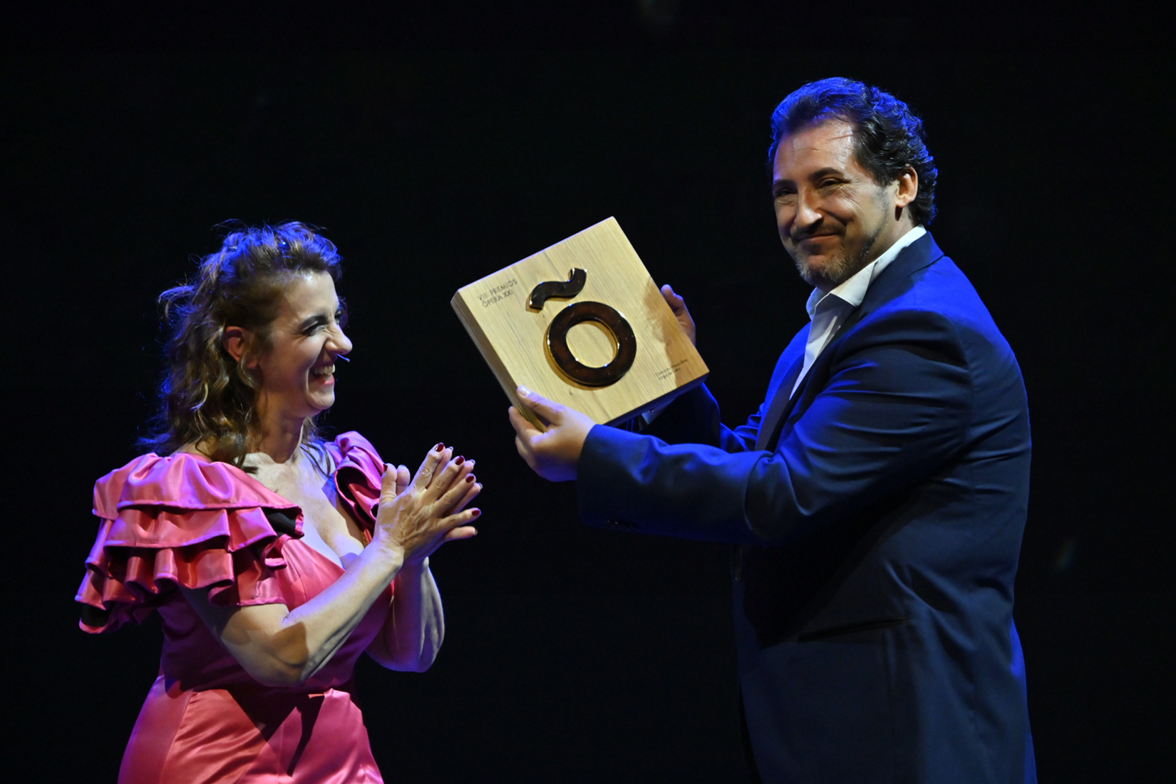 Llum Barrera entrega a Jorge de León el Premio Ópera XXI.