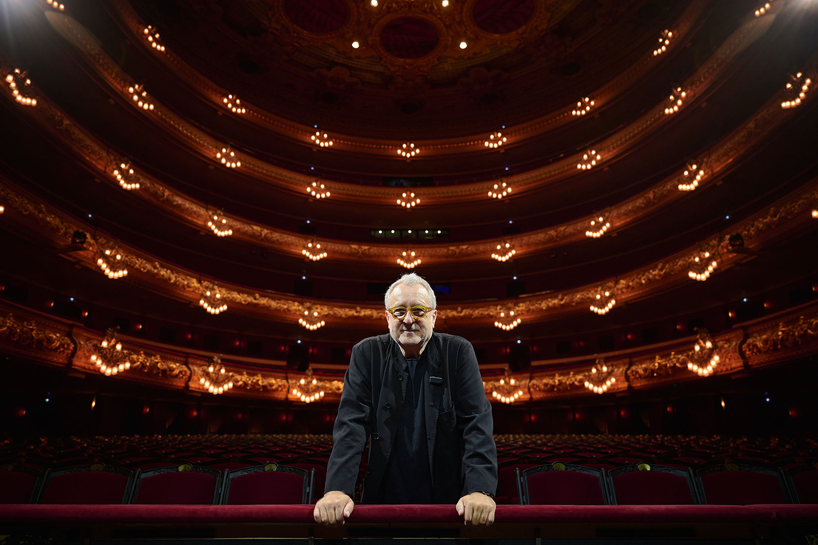 Josep Pons a l'interior de la sala principal del Gran Teatre del Liceu.