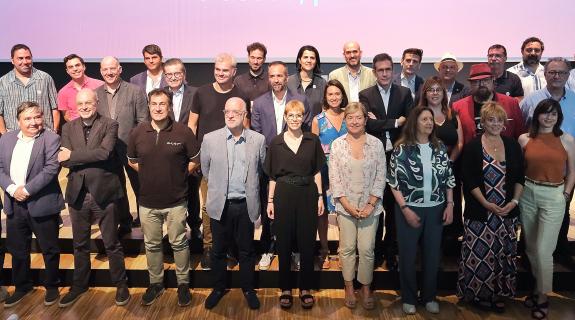 Foto de familia de la presentació de les aliances culturals 3cat.