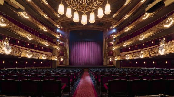 Sala principal del Gran Teatre del Liceu des de platea amb vista a l'escenari i el teló abaixat.