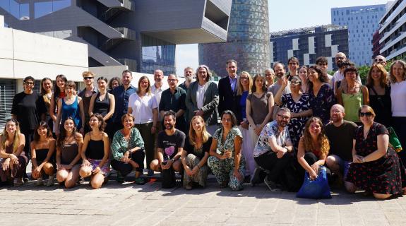 Foto de família dels participants a l'edició d'enguant del projecte 'Òh!pera'.