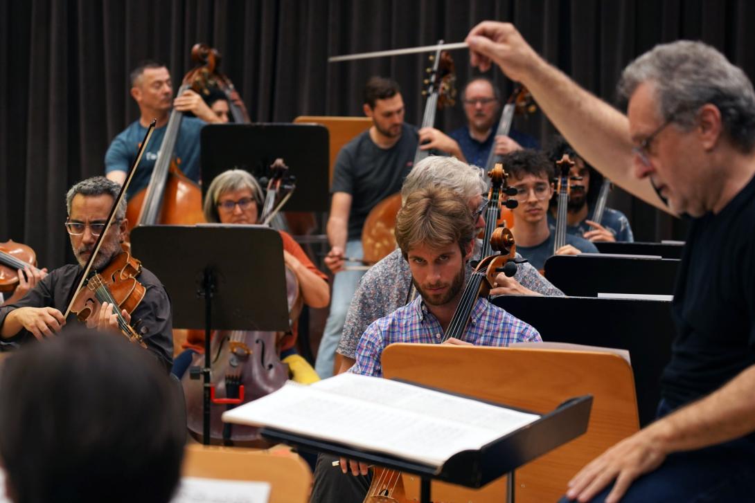 Josep Pons dirigeix un assaig amb l'Orquestra del Liceu.
